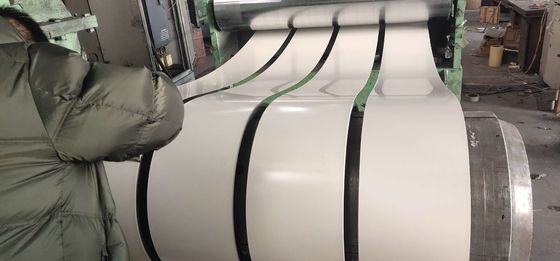 Voorgeverfde GL-staal spoel / PPGl / Kleurbedekte gegalvaniseerde staal spoel met aanpasbare patronen en dikte 0,1-1,5 mm
