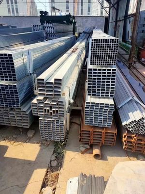Warmgewalste zwarte vierkantbuis ijzeren rechthoekige buis gelast gegalvaniseerd vierkantstaalbuis voor de productie van golfplaten