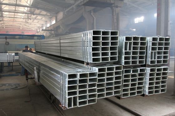 Warmgewalste zwarte vierkantbuis ijzeren rechthoekige buis gelast gegalvaniseerd vierkantstaalbuis voor de productie van golfplaten