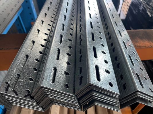 Grote grootte Grote infrastructuur en zware industriële constructies Gelijke hoek staalbalk 100x100x10 mm met tolerantie ±1%
