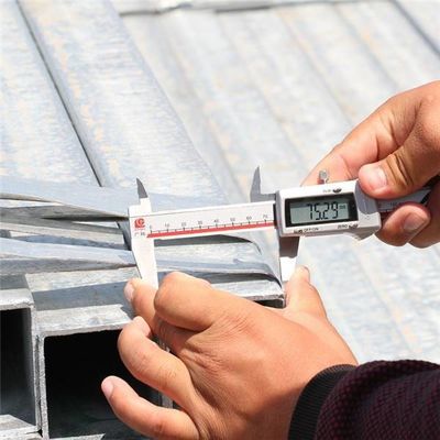 Uitlaat Q235 Warm gedompelde gegalvaniseerde vierkant staalpijp voor meerdere diameters ± 1% tolerantie