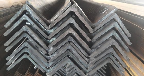 ASTM-standaard warmgewalst MS Angel-staalprofiel zacht staal vlakke oppervlakte hoekbalk Prime Slotted Angle Iron Bar voor de markt