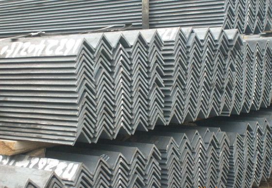 Gelijkzijdige hoekbalk Verscheidene hoek staal sectie balkgroottes 40x5mm 6m 12m ASTM A36 Q235 GB 20x4mm warmgewalst