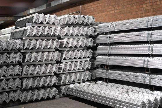 Gelijkzijdige hoekbalk Verscheidene hoek staal sectie balkgroottes 40x5mm 6m 12m ASTM A36 Q235 GB 20x4mm warmgewalst