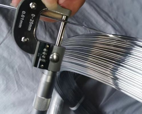 Corrosiebestendig gegalvaniseerd binddraad 2,5 mm x 100 m Rollen voor de bouw Q195 Q235 Niet-gelegeerd gegalvaniseerd zink