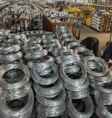 Warmgewalste Z35 gegalvaniseerde staaldraadstaaf in spoelen voor de bouw Klasse Q195 Q235 Geschikt voor het maken van nagels